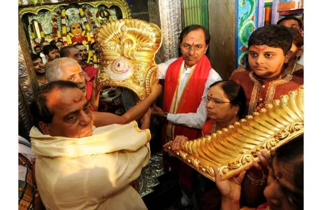 भद्रकाली मंदिर में चढ़ाया सोने का मुकुट