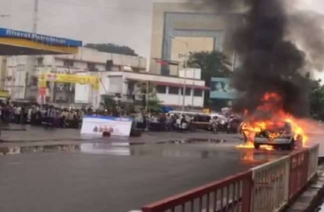 कार में अचानल लगी आग