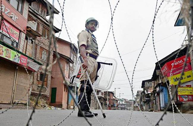 श्रीनगर के कई हिस्सों में कर्फ्यू
