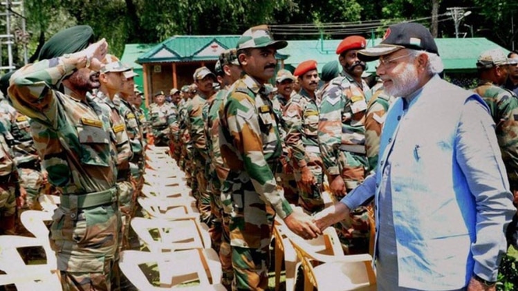 सैनिक से हाथ मिलाते मोदी