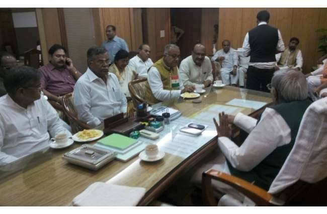 एल गणेशन ने भरा नामांकन