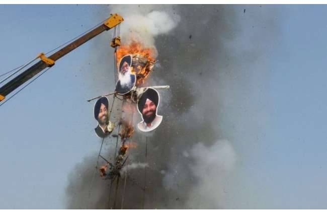 कांग्रेस ने 'चिट्टा रावण' का पुतला फूंका