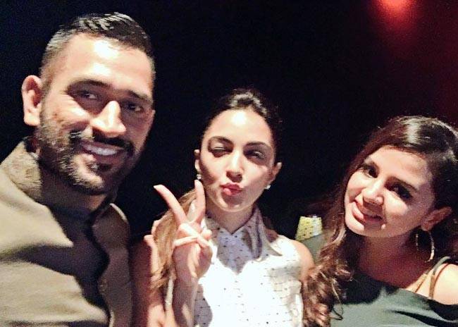 एमएस धोनी, कियारा आडवाणी और साक्षी धोनी