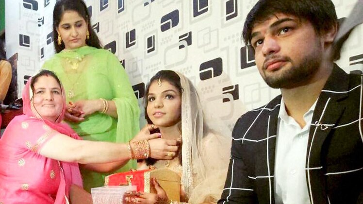 परिजनों के साथ साक्षी और सत्यव्रत 