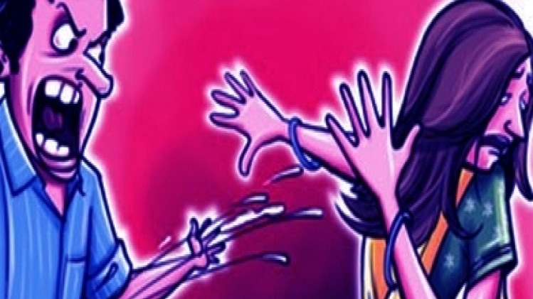 पुलिस ने महिला के पति समेत 6 लोगों के खिलाफ मामला दर्ज किया है