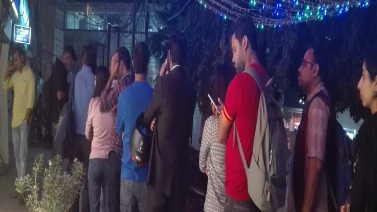 दिनभर लोग बैंक के बाहर दिखे परेशान