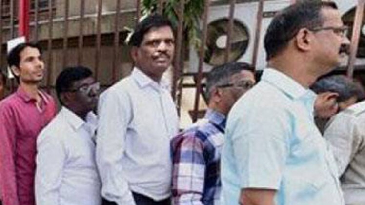 एटीएम के लाइन में लगे लोग