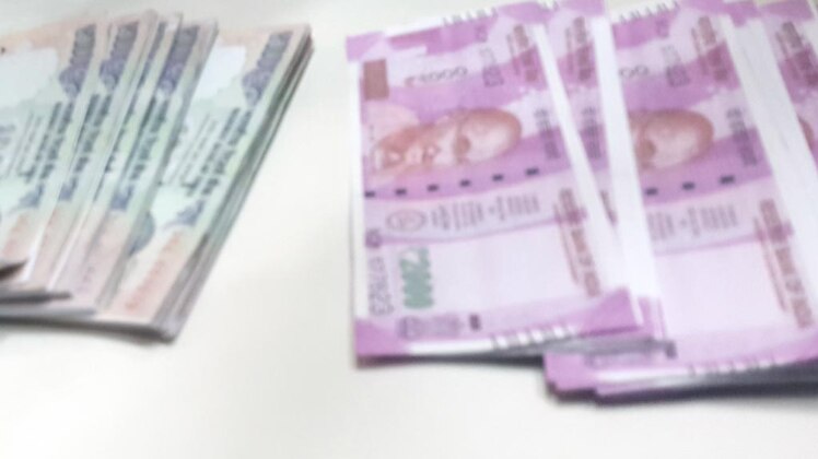 असली नोटों की तरह दिखते बरामद किए गए फोटोस्टेट्स नोट