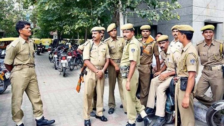 लोगों की मदद कर रही है दिल्ली पुलिस 