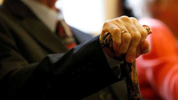 बुजुर्गों और दिव्यांगों के लिए बैंक में लग रही हैं अलग लाइनें