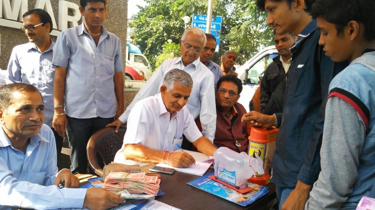 गुजरात में लोगों की मदद कर रहा ट्रस्ट