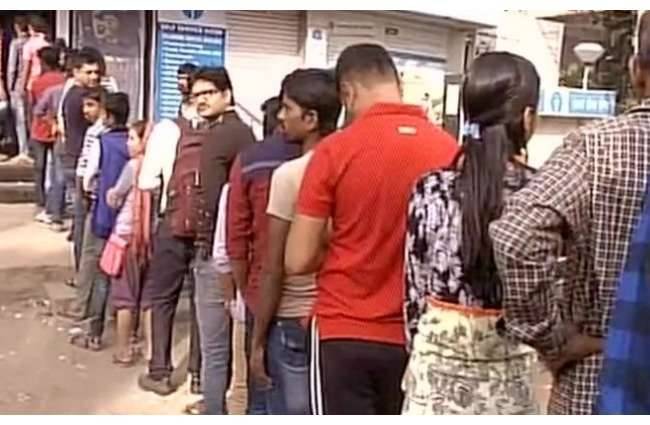 लाइन में लगे एक और शख्स की मौत