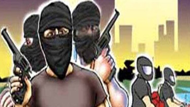 पुलिस आरोपियों की तलाश में जुट गई है