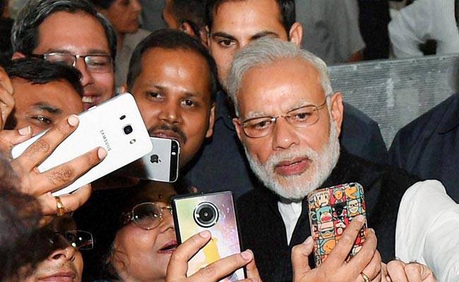 पत्रकारों के साथ पीएम मोदी