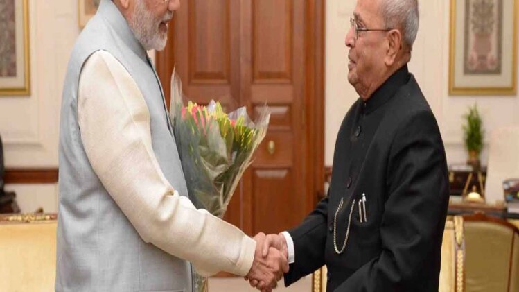 नोटंबदी को लेकर राष्ट्रपति से मिले पीएम मोदी