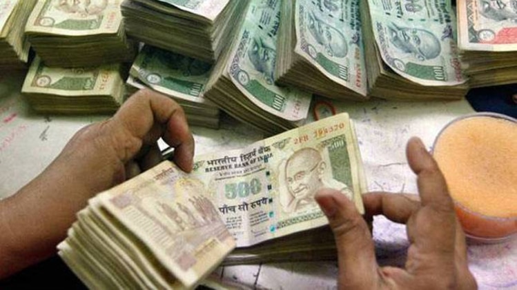 खातों से राशि की निकासी पर रोक