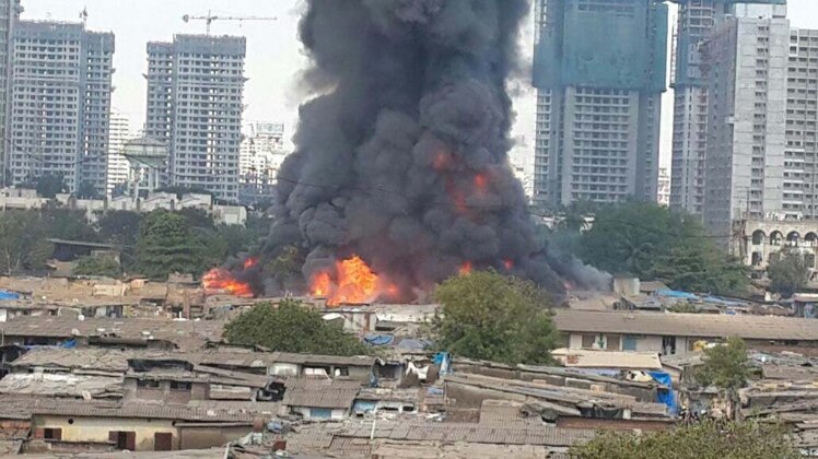 मुंबई में लगी भीषण आग