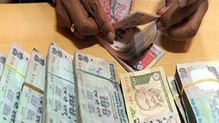 खुले पैसो के लिए तरसते लोग