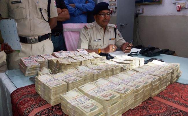 बरामद प्रतिबंधित नोट