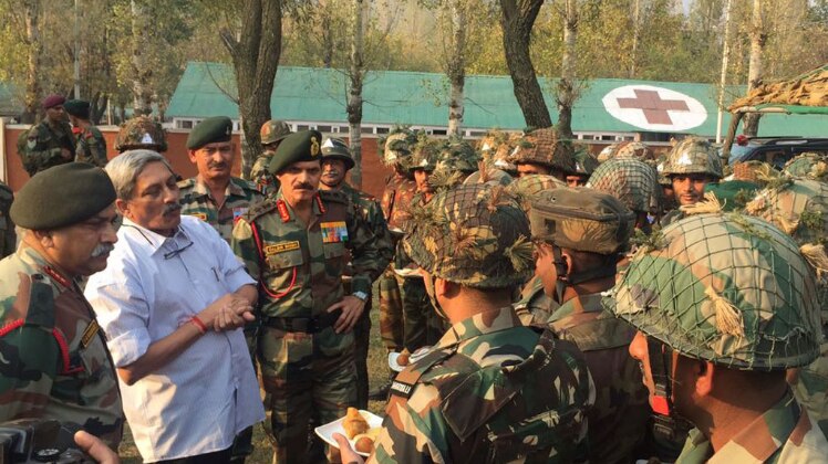 उरी में सैन्य कमांडरों से बात करते रक्षा मंत्री मनोहर पर्रिकर