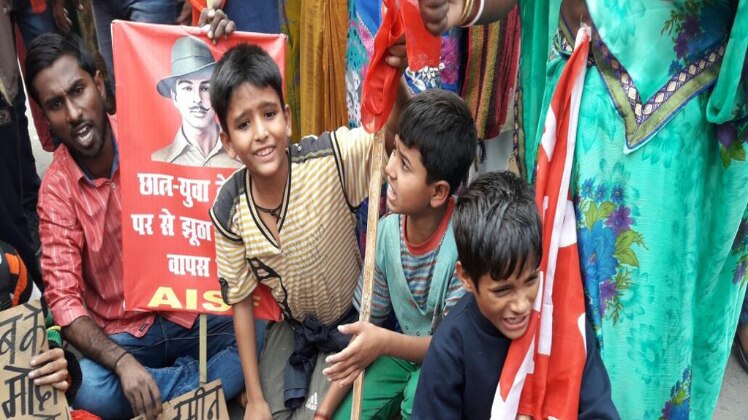 प्रदर्शन में शामिल हुए छोटे बच्चे