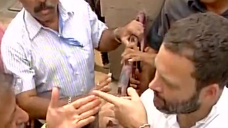 मुंबई में एटीएम पहुंचे राहुल गांधी