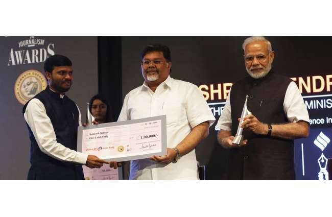 पीएम मोदी की मौजूदगी की गोयंका फाउंडेशन के विवेक गोयंका ने संतोष कुमार को दिया पुरस्कार