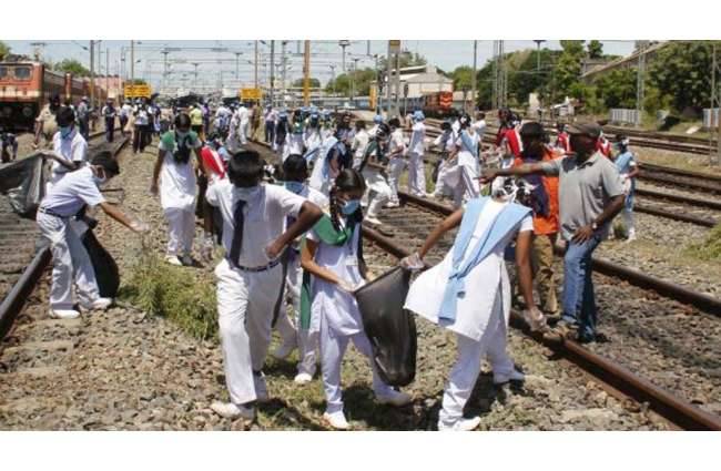 बच्चों के हाथों में झाड़ू थमाने जा रही है रेलवे
