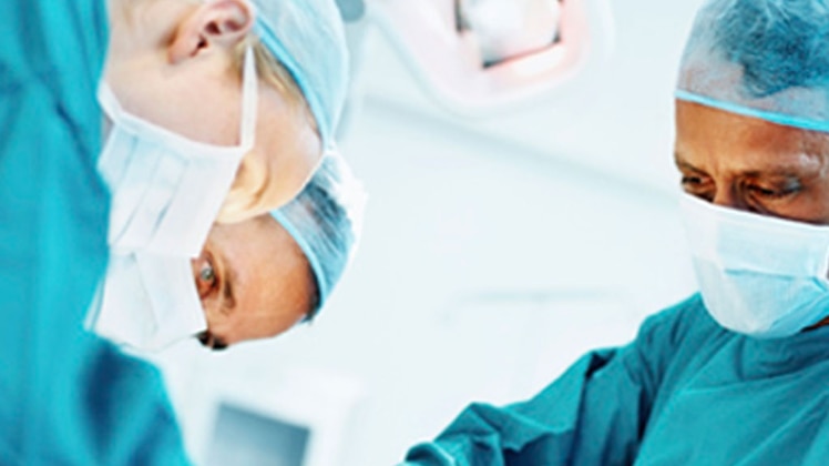 डॉक्टरों ने ऑपरेशन करके निकाली सूई