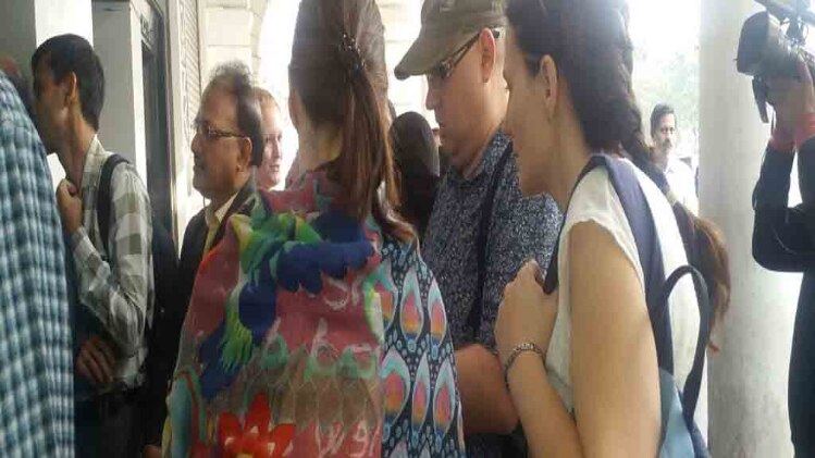 बैंकों के बाहर लंबी कतारें