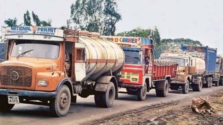 ट्रकों की रफ्तार पर पड़ा नोटबंदी का असर