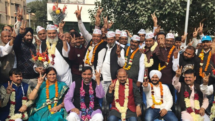 आम आदमी पार्टी समर्थकों ने जीती 17 में से 14 सीटें