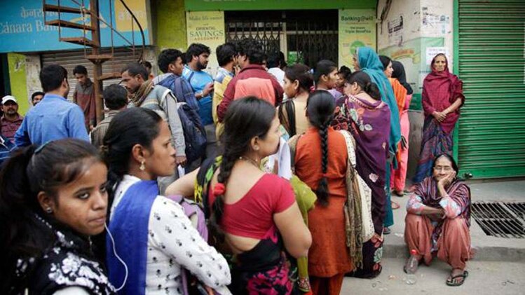 एटीएम मे खड़े लोगों को तोहफा