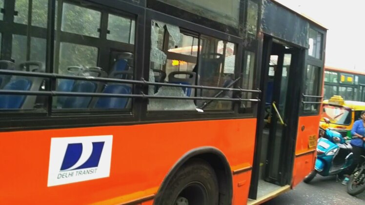 बस के शीशे चकनाचूर हो गए