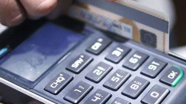 स्वाइप मशीन के इंतजार में दुकानदार