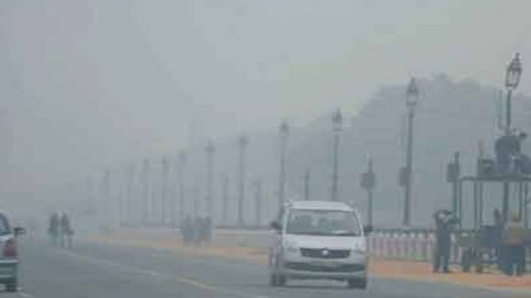 राजधानी में छाई कोहरे की चादर