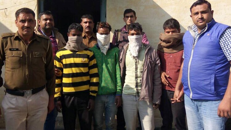 पुलिस गिरफ्त में खड़े गैंग के बदमाश