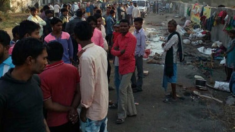 हादसे के बाद घटनास्थल पर खड़े लोग