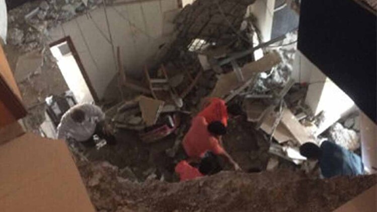 मकान का हिस्सा गिरा