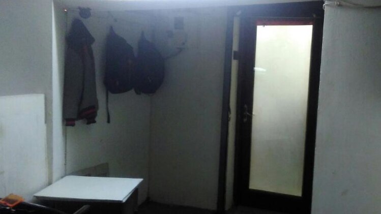 इसी दरवाजे के पीछे थे गुप्त लॉकर और सेफ