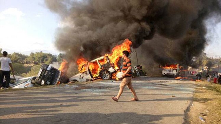 प्रदर्शनकारियों ने वाहनों में लगाई आग 