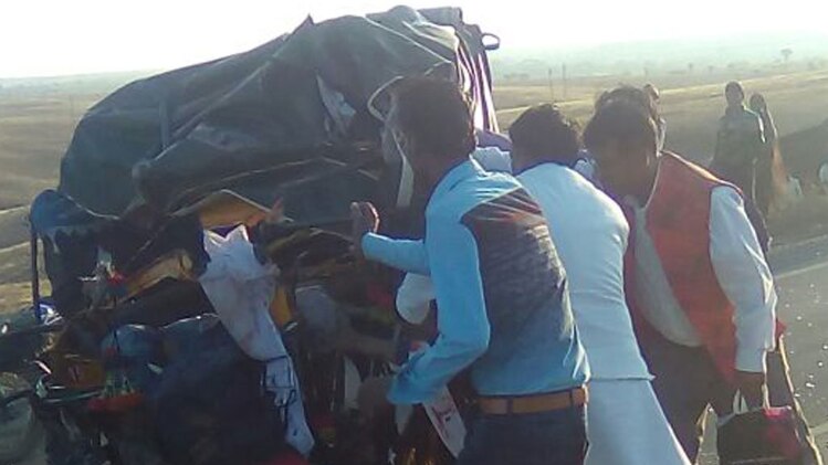 सड़क हादसे में 12 लोगों की मौत