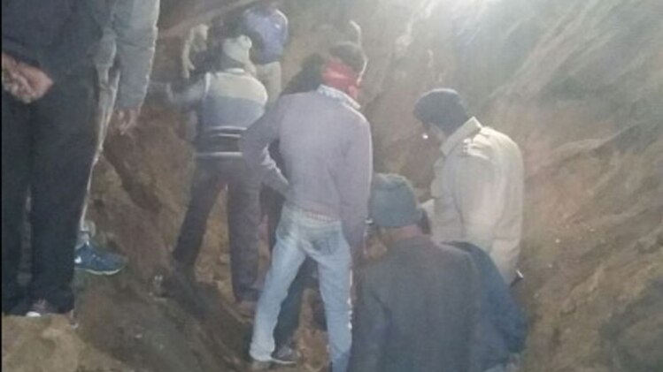  निर्माणाधीन दीवार गिरी