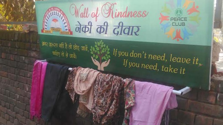 ये दीवारें ग़रीबों के लिए मदद ले कर आई 