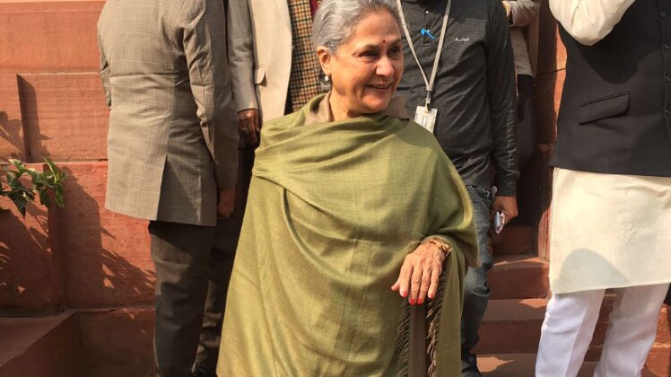 हरी साड़ी और शॉल में सांसद जया बच्चन