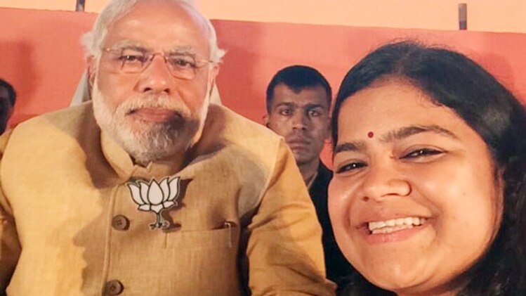 पूनम महाजन बीजेपी के दिवंगत नेता प्रमोद महाजन की बेटी हैं