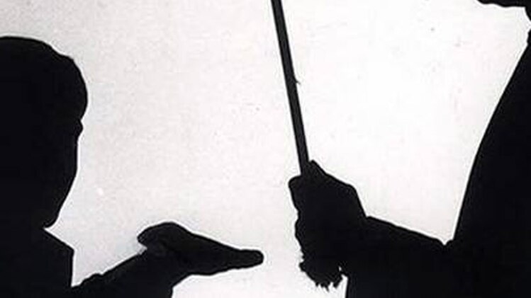 8 बजे से दिन के 1 बजे तक खड़ा रखा गया.