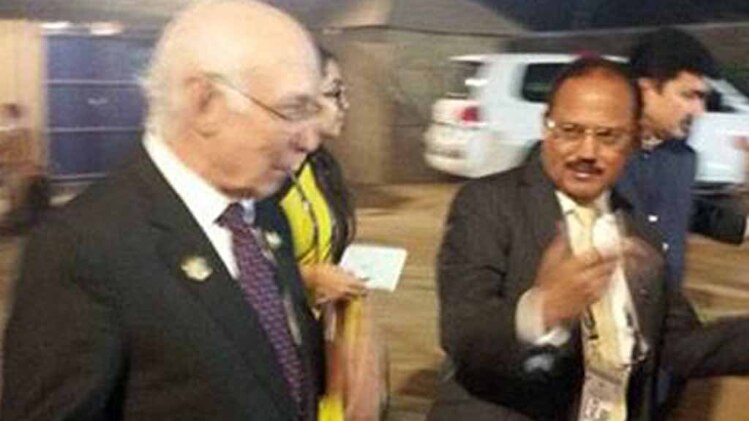 सरताज अजीज के साथ अजित डोभाल