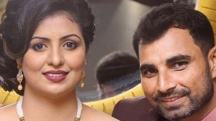 मोहम्मद शमी अपनी पत्नी के साथ 