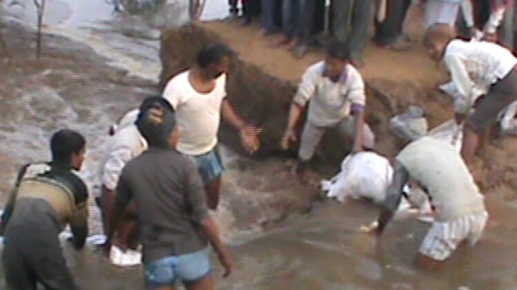 नहर टूटने से फसल हुई बर्बाद 